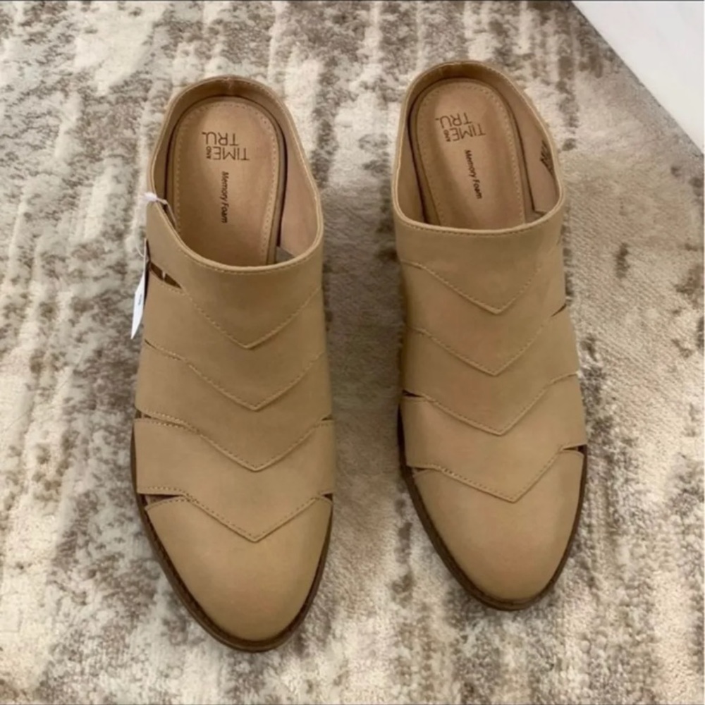 Women’s beige mules heel